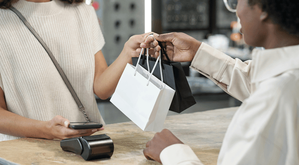 What Makes Good Customer Service in Retail? Examples and Tips